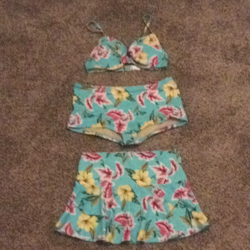 Victoria’s Secret’s 3-piece set ~ tropical